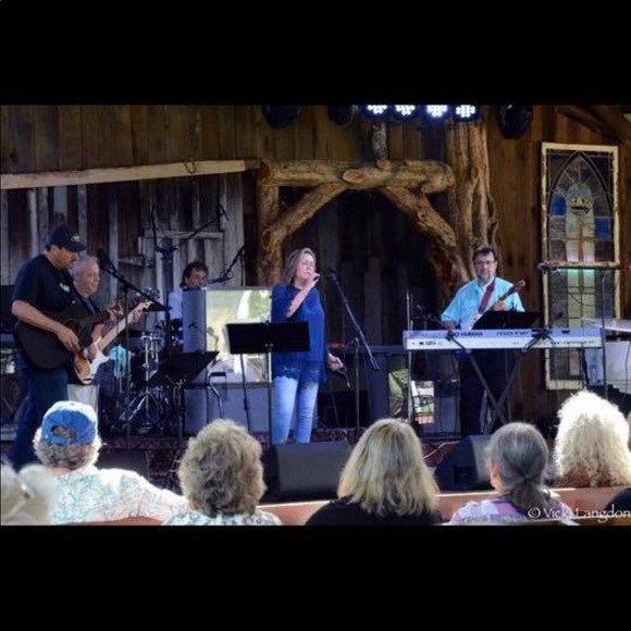 Meet your Posher, Kelly Leigh - Picture 3 of 4